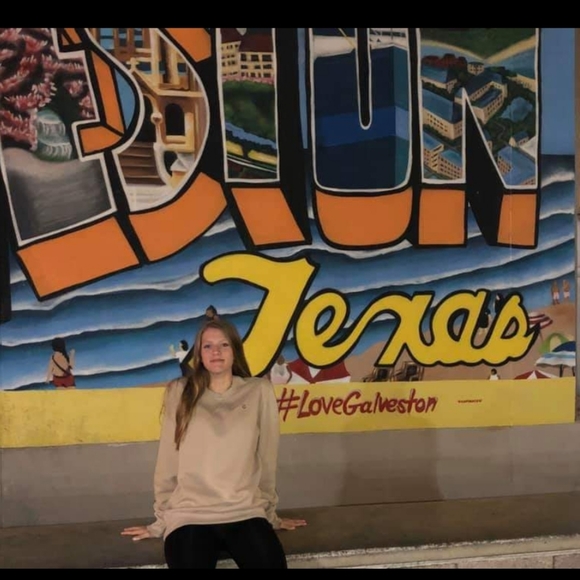 Meet your Posher, Cheyenne - Picture 3 of 5